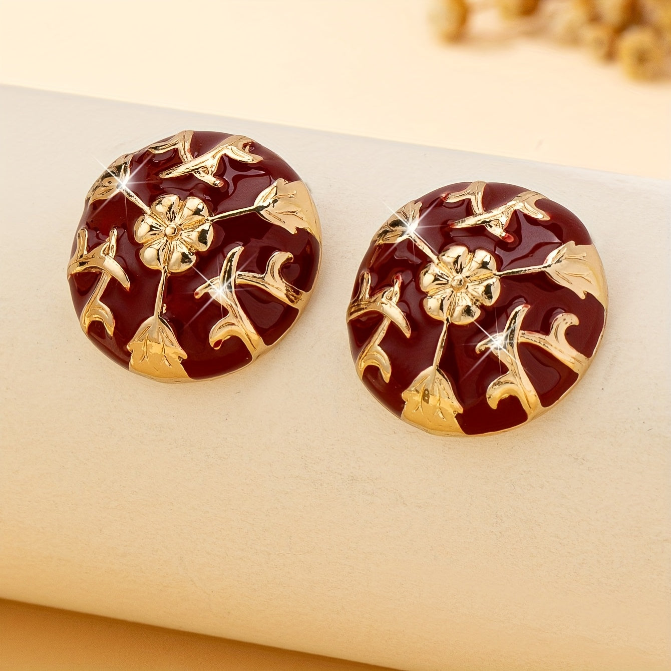 Brinco Stud Bordado Floral Borgonha Dourado | By Mireva