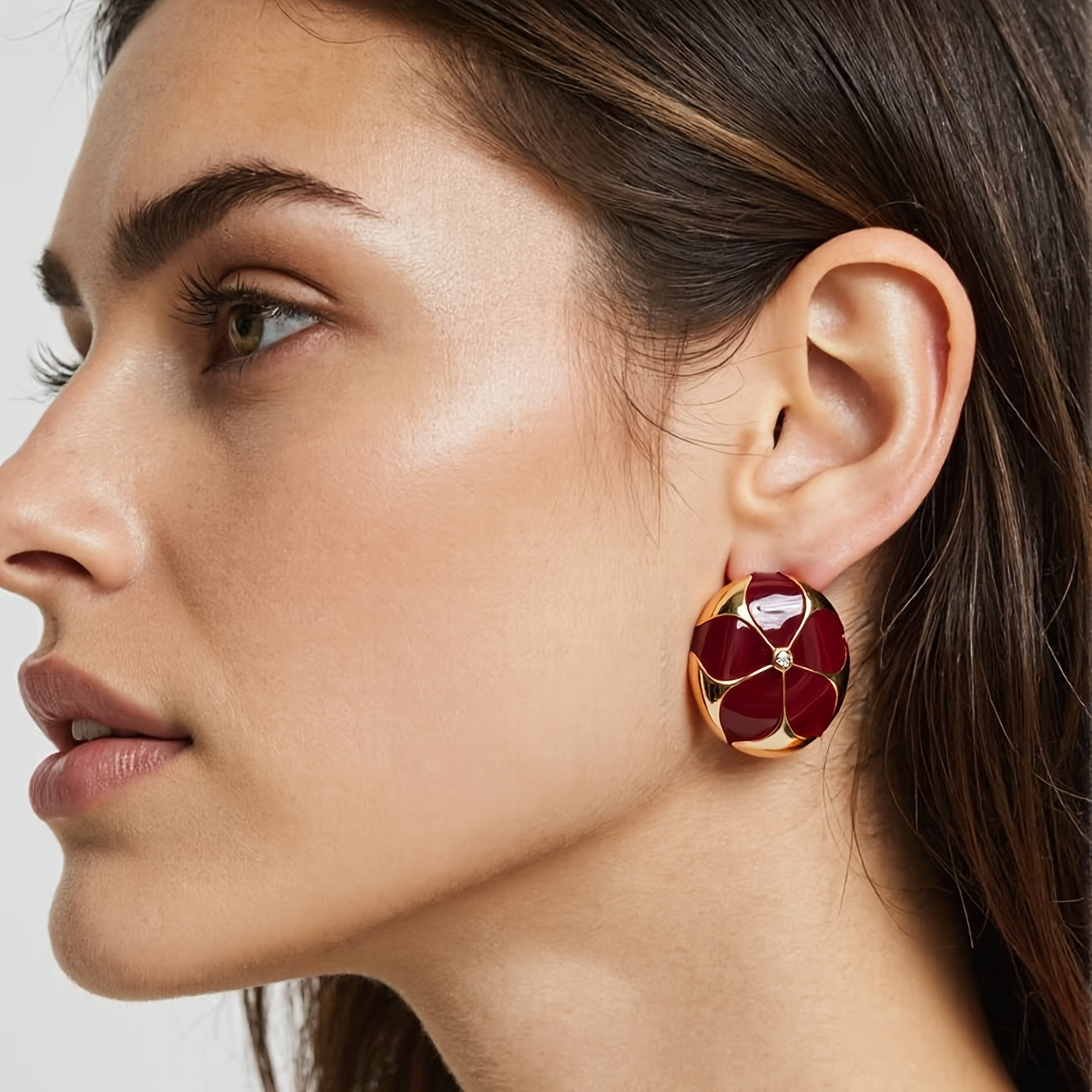 Par de Brincos Vintage Flor Vermelha Esmaltada Strass | By Mireva