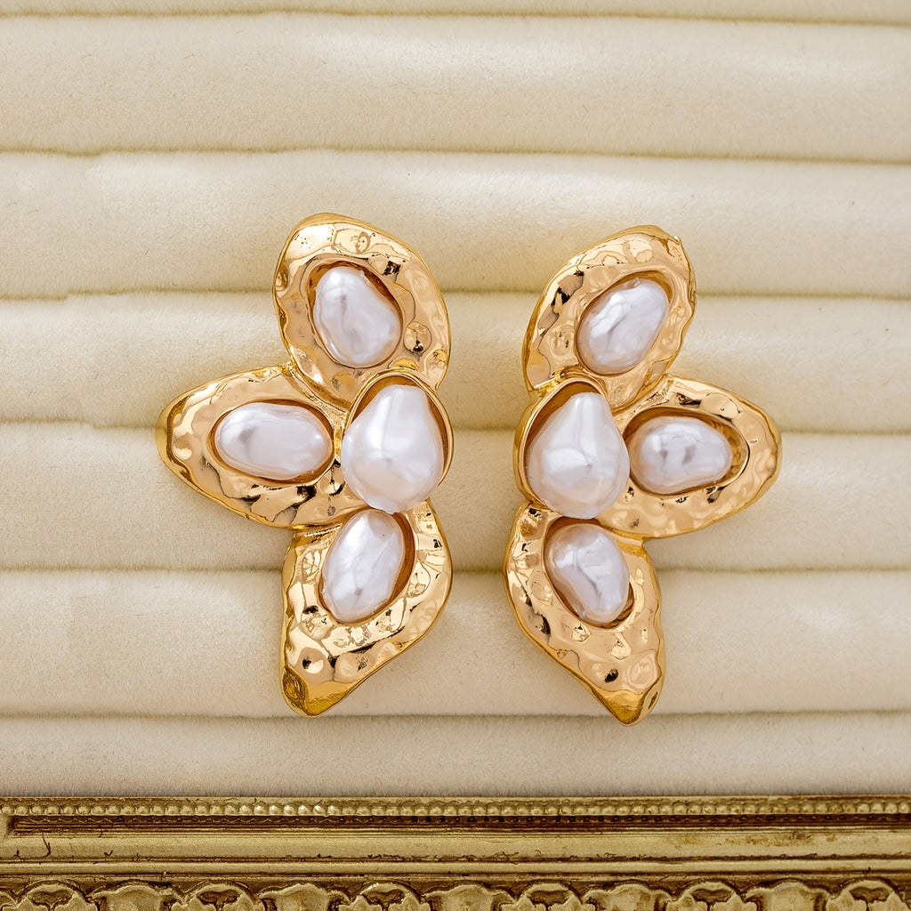 Par de Brincos Old Money Floral Texturizado Pérolas Dourado | By Mireva