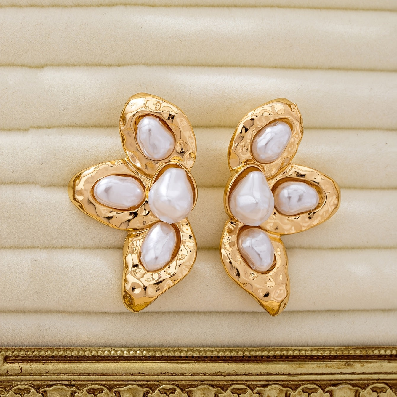 Par de Brincos Old Money Floral Texturizado Pérolas Dourado | By Mireva