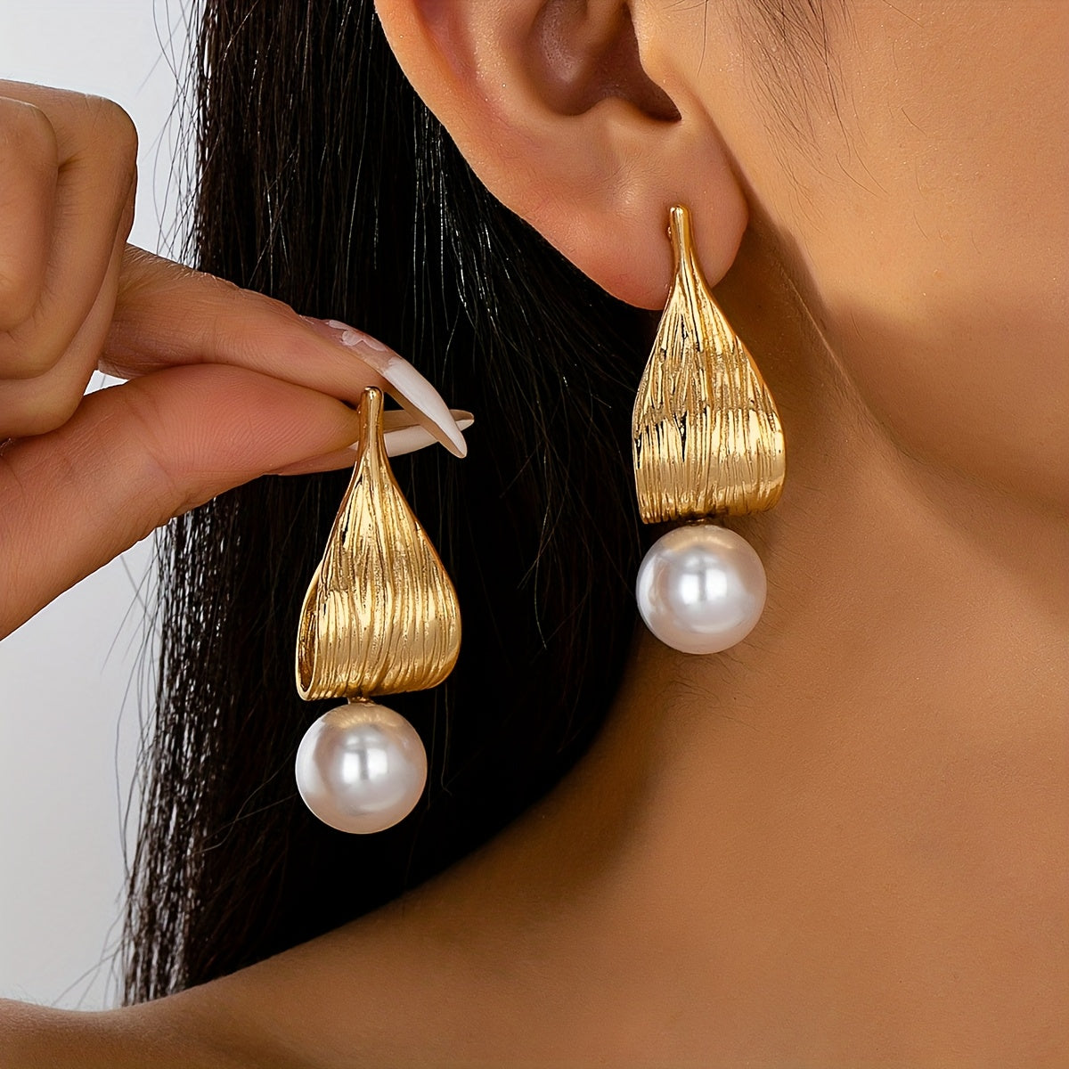 Brinco Folhas Douradas com Pérola Pequena | By Mireva