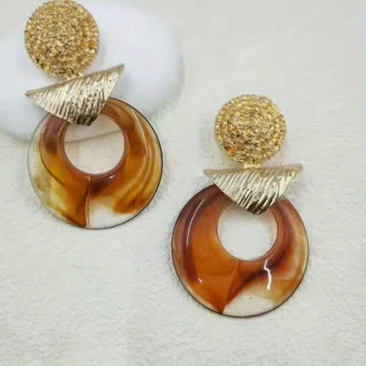 Brinco Retro Anel Resina Marrom & Triângulo Dourado | By Mireva