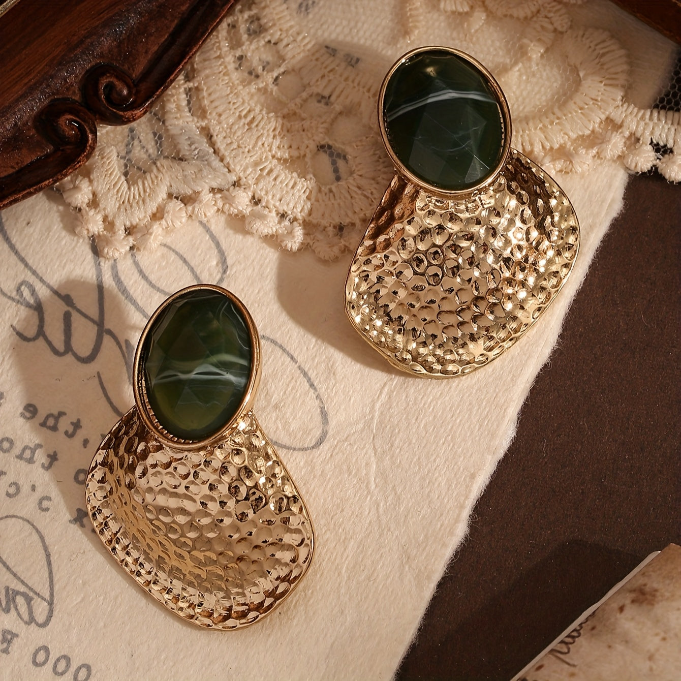 Brinco Verde Irregular Texturizado Dourado | By Mireva