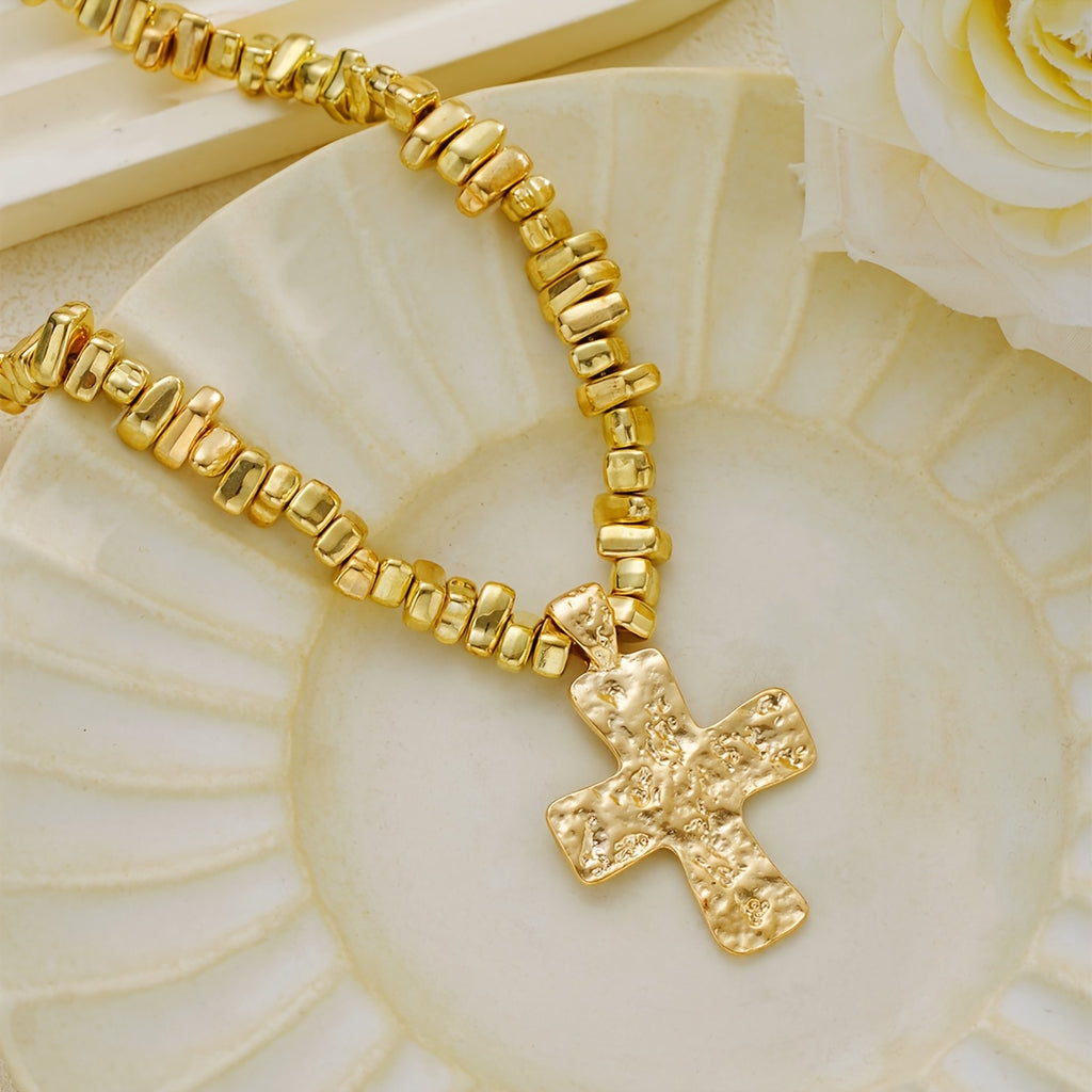 Colar Elegante Cruz Martelada Dourada | By Mireva