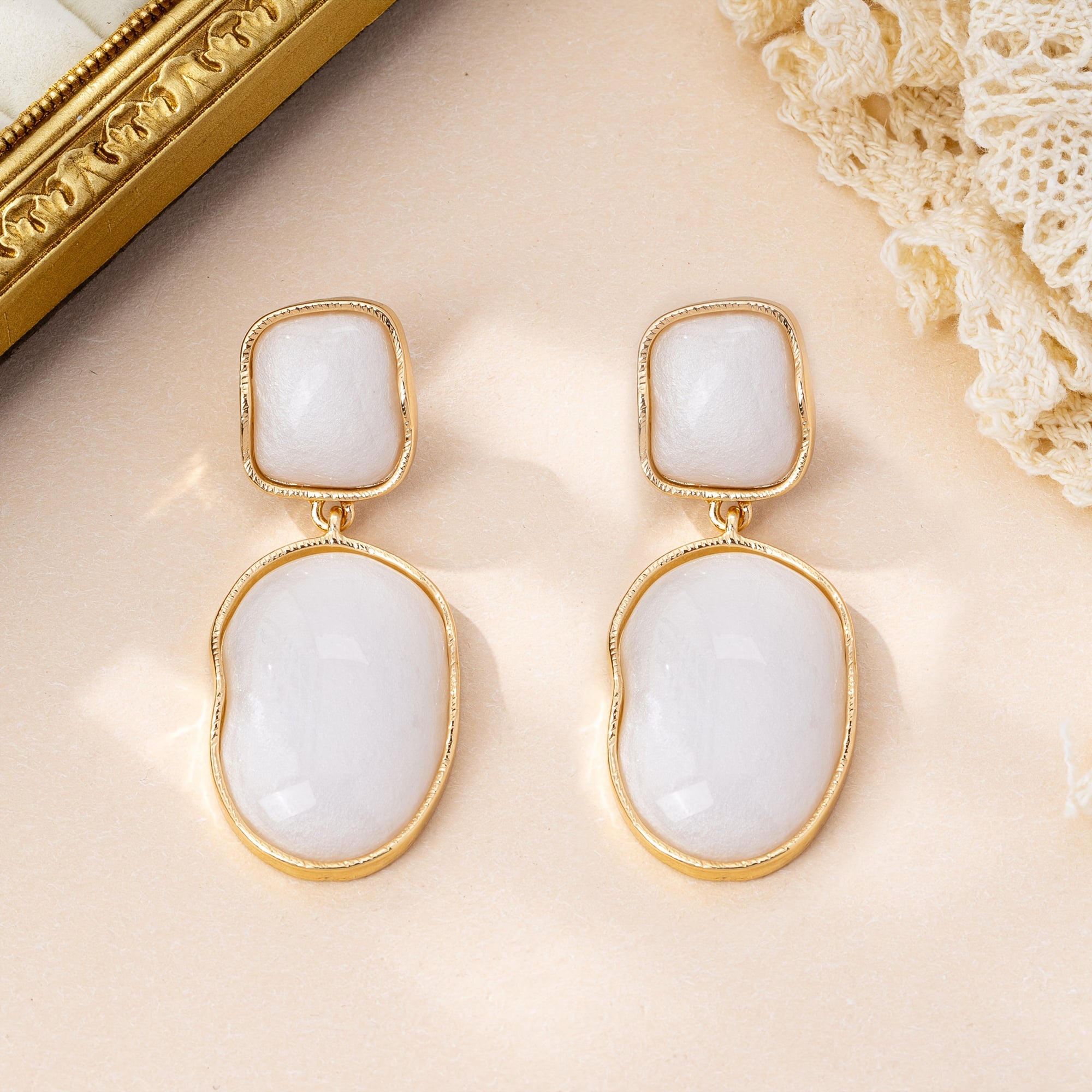 Par de Brincos Pingente Assimétrico Pérola Branca Dourados | By Mireva