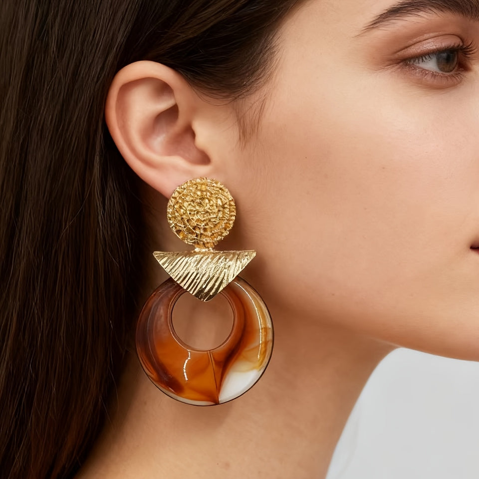 Brinco Retro Anel Resina Marrom & Triângulo Dourado | By Mireva