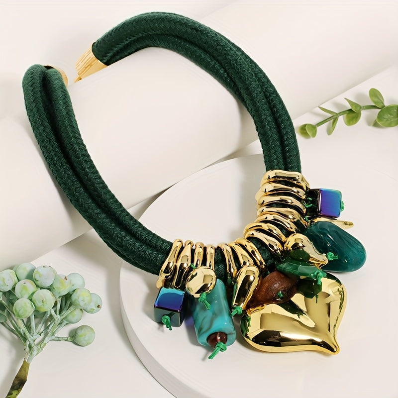 Colar Boho Corda Verde Esmeralda & Pingente Coração Dourado | By Mireva