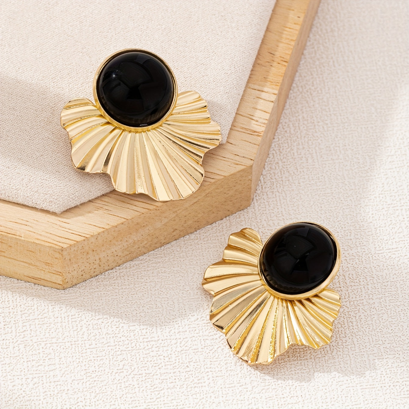 Par de Brincos Leque Irregular Onix Preto Ondulado Dourado | By Mireva