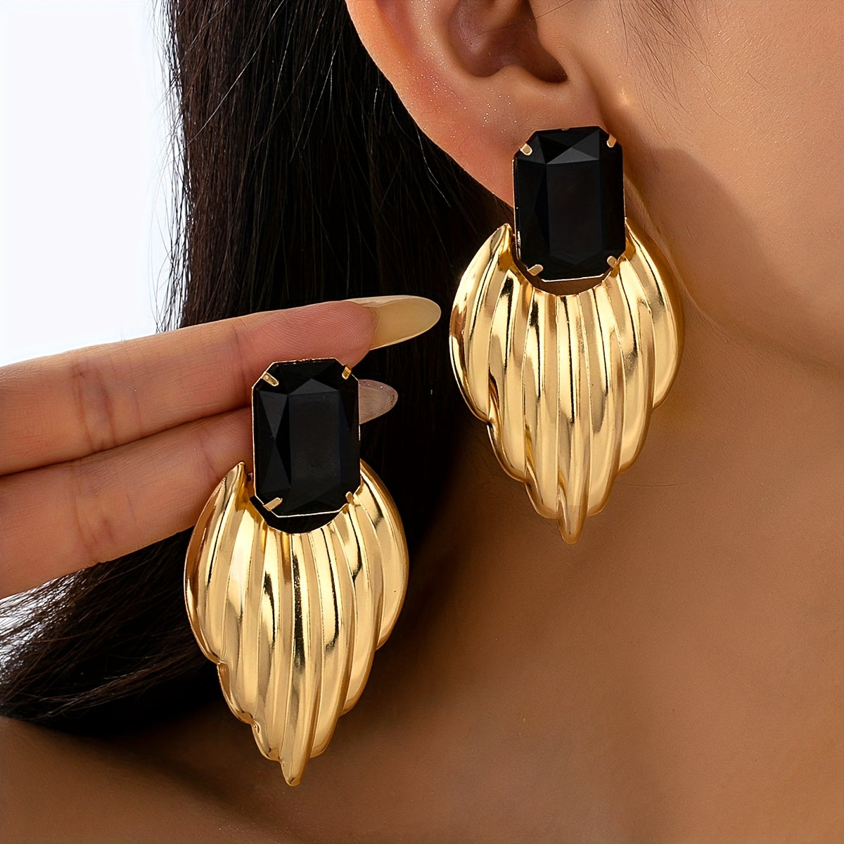 Brinco Dangle Preto Quadrado Ondulado Dourado | By Mireva