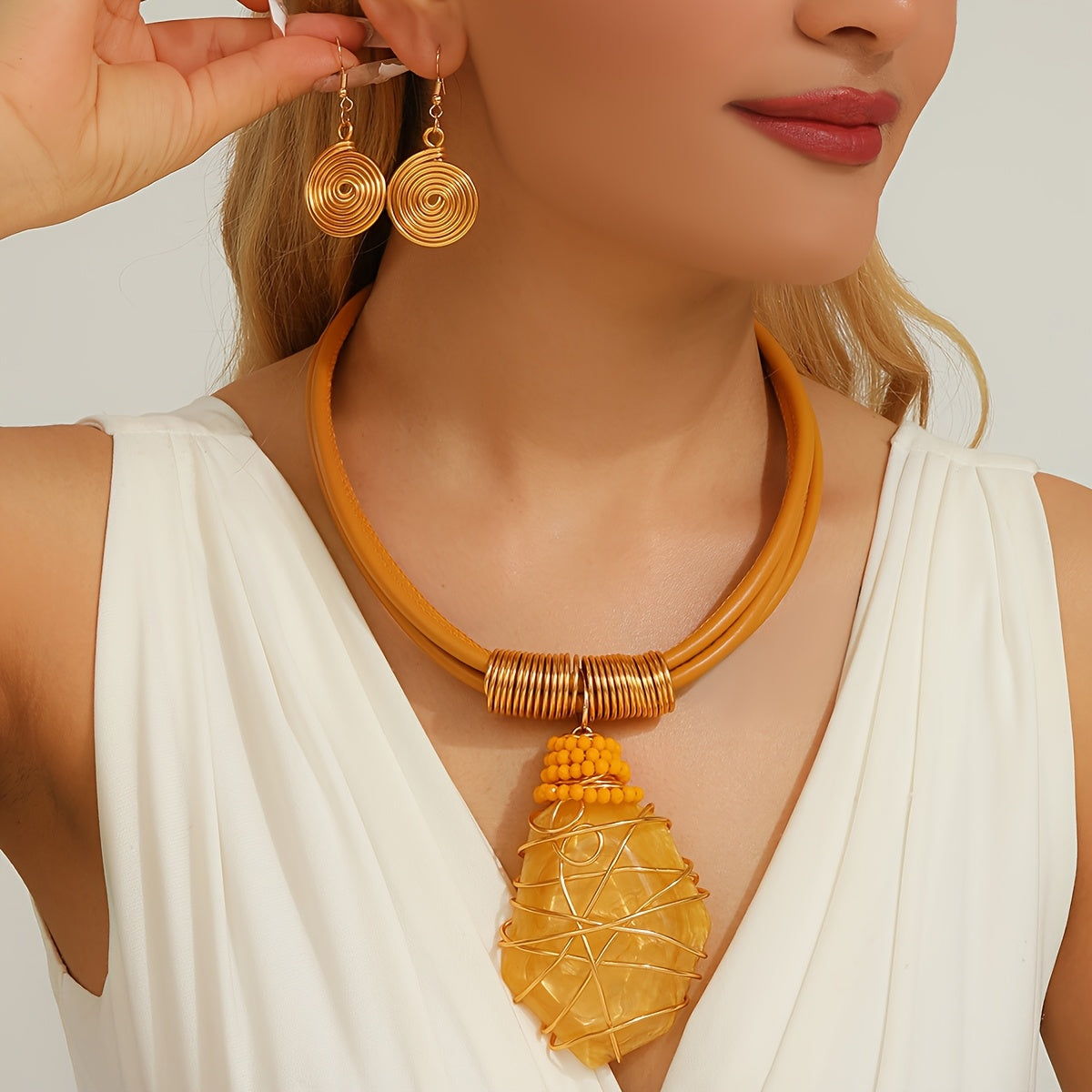 Conjunto Solar – Colar e Brincos em Couro e Resina Dourada | By Mireva