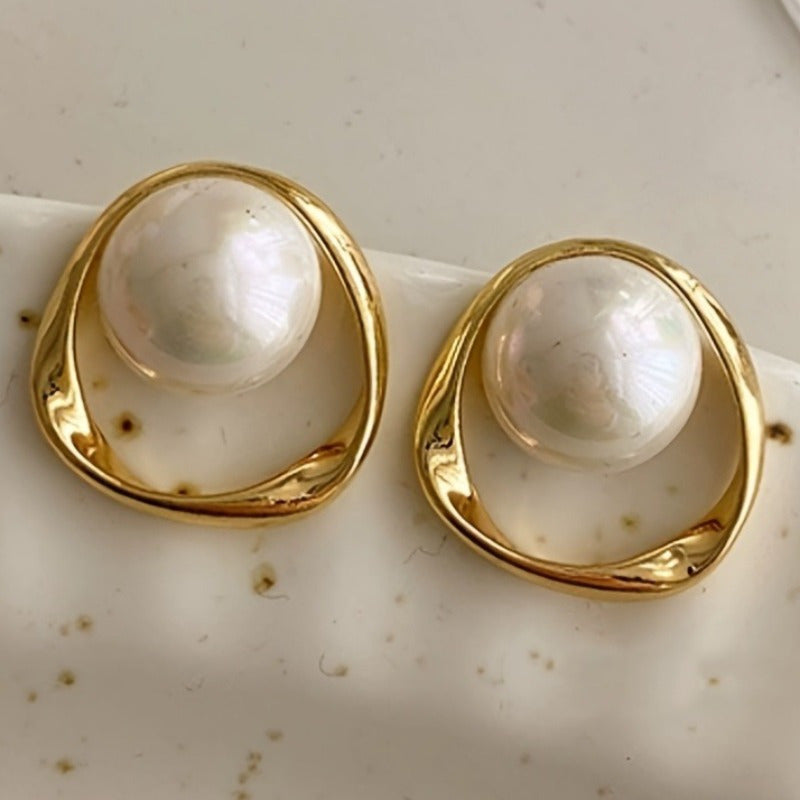 Par de Brincos Argola Pérola Imitação Geométrica | By Mireva