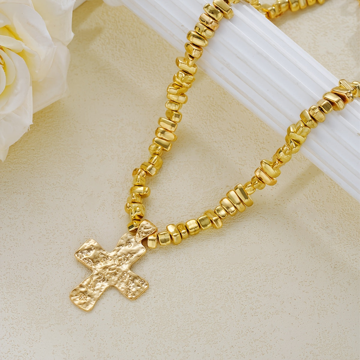 Colar Elegante Cruz Martelada Dourada | By Mireva