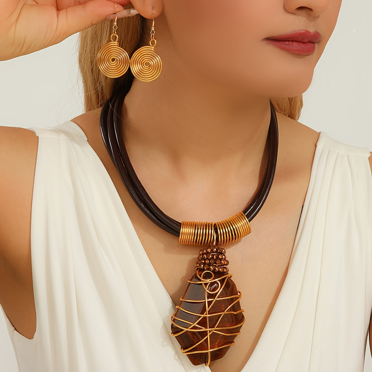 Conjunto Solar – Colar e Brincos em Couro e Resina Dourada | By Mireva