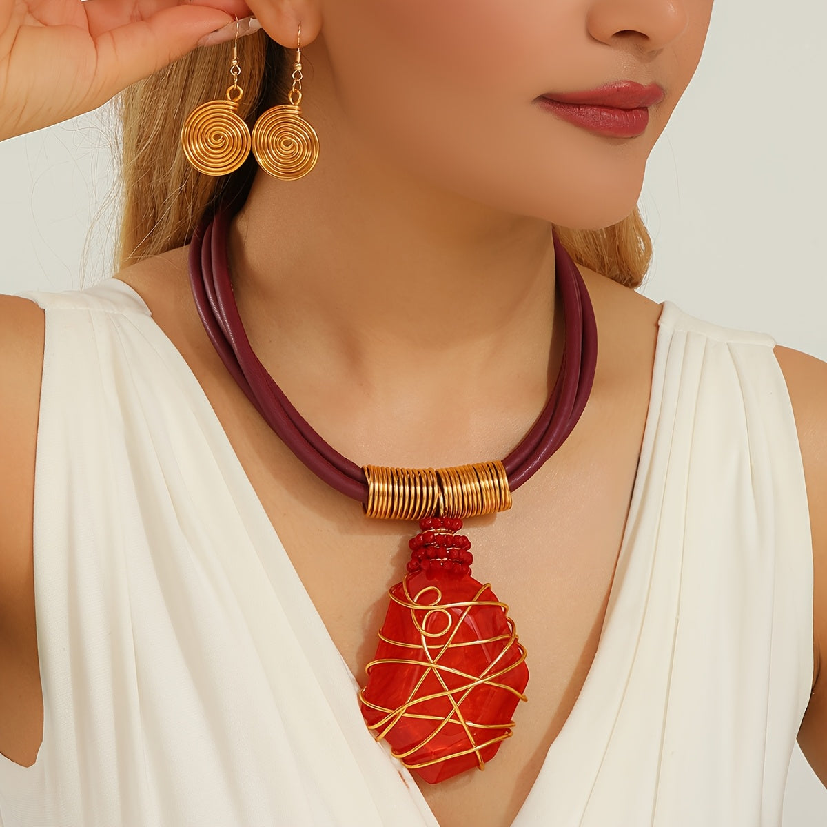 Conjunto Solar – Colar e Brincos em Couro e Resina Dourada | By Mireva