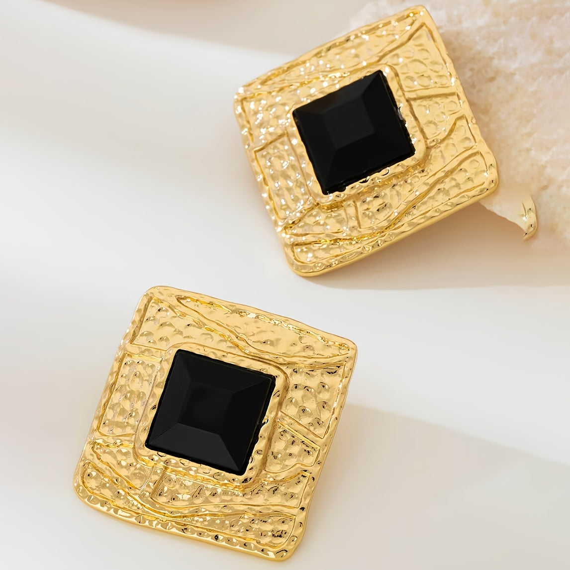 Brinco Quadrado Preto Dourado Texturizado | By Mireva