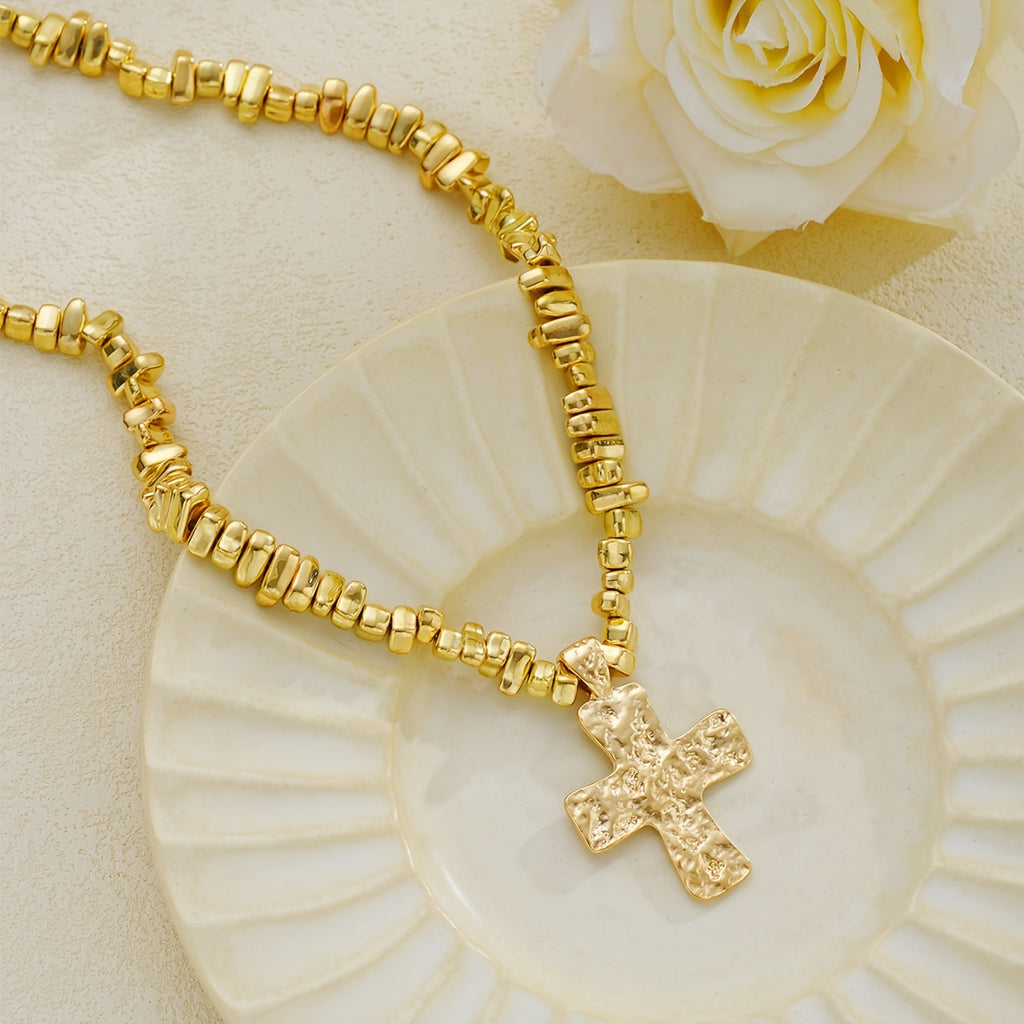 Colar Elegante Cruz Martelada Dourada | By Mireva