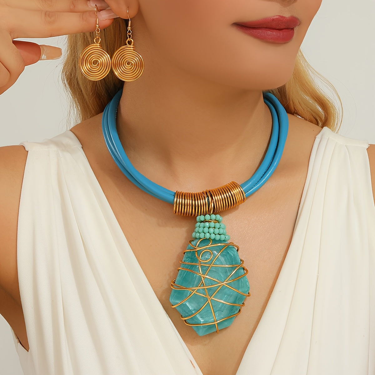 Conjunto Solar – Colar e Brincos em Couro e Resina Dourada | By Mireva