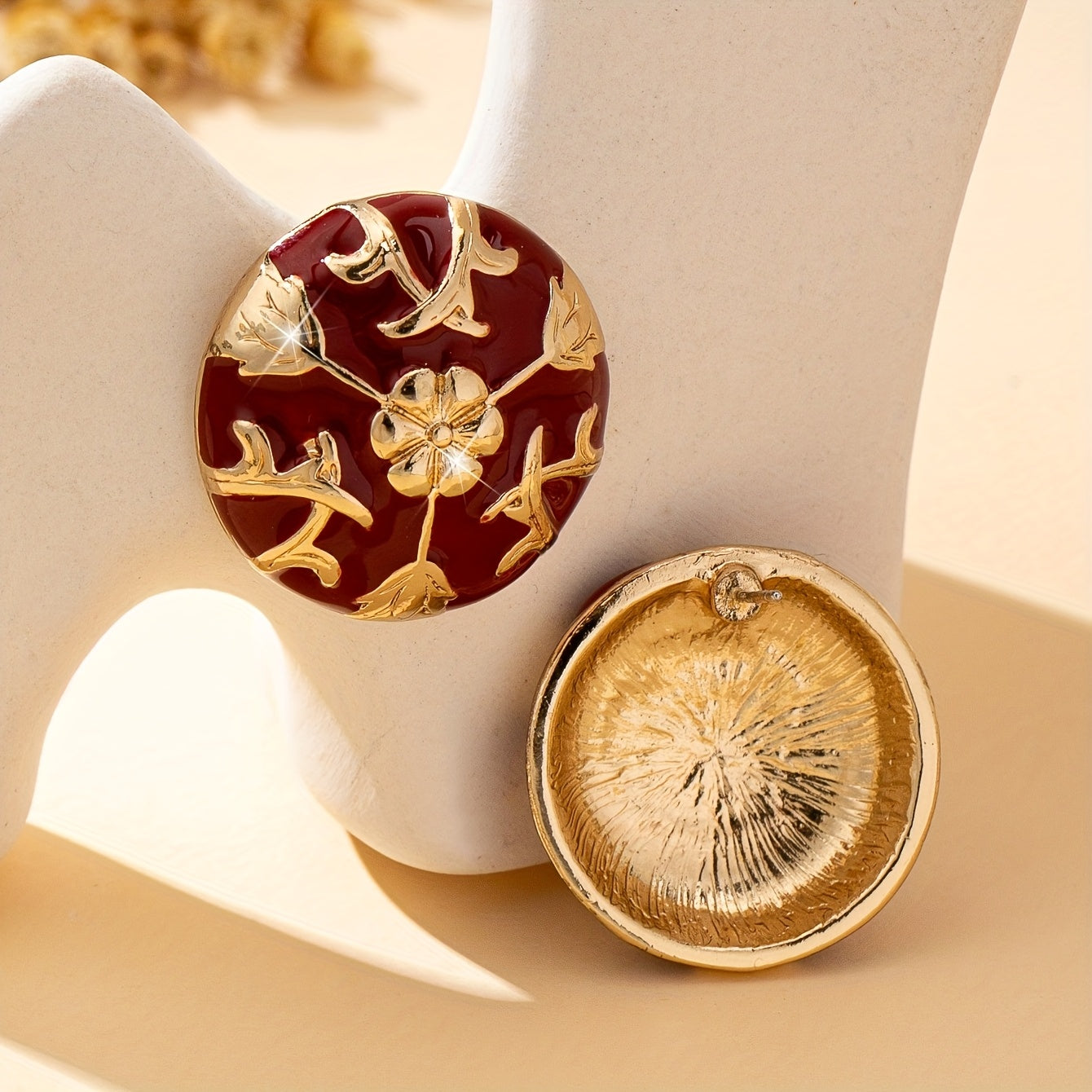 Brinco Stud Bordado Floral Borgonha Dourado | By Mireva