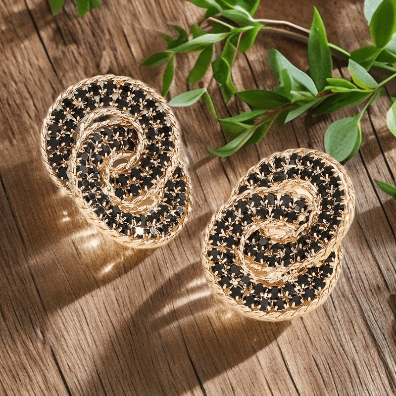 Par de Brincos Geométricos Círculos Trançados Strass Dourado | By Mireva