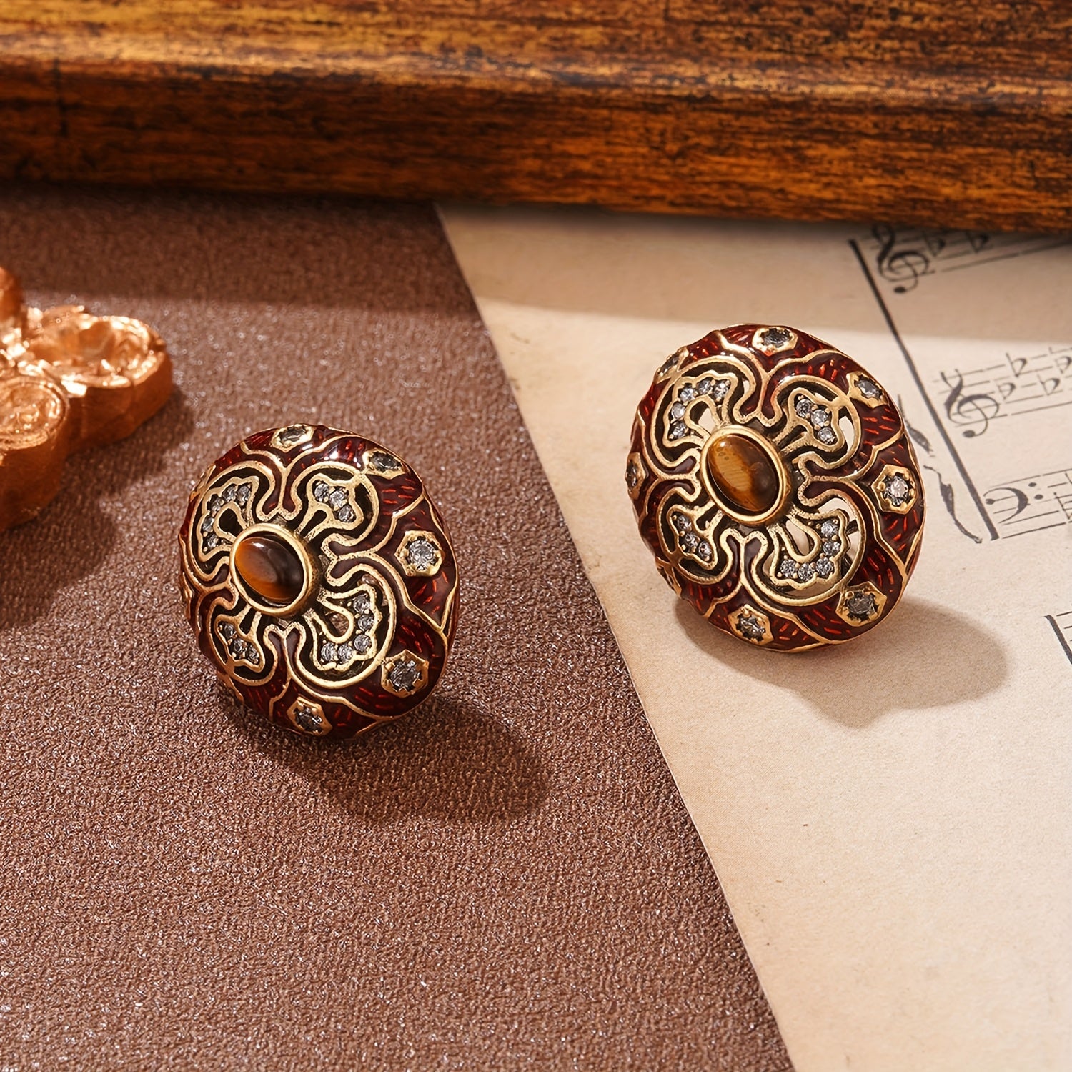 Brinco Geométrico Ornamentado Verde Palácio | By Mireva