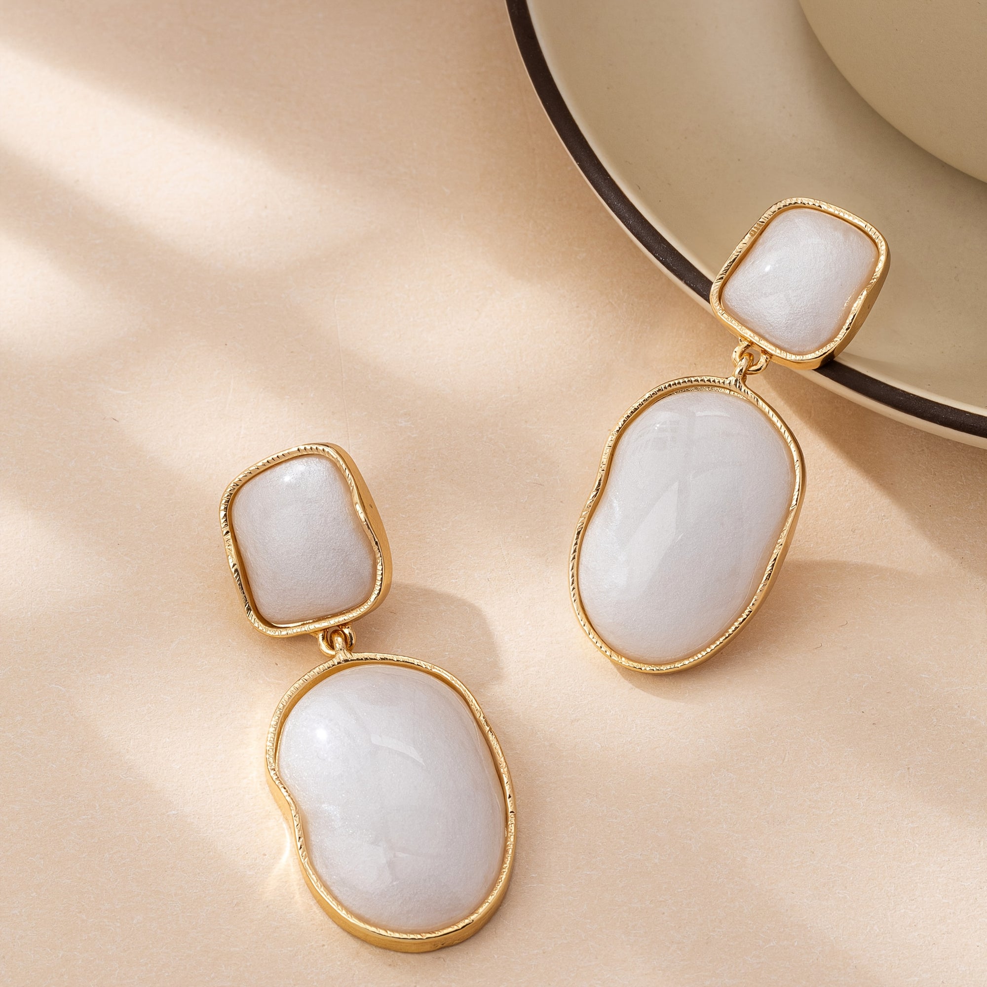 Par de Brincos Pingente Assimétrico Pérola Branca Dourados | By Mireva