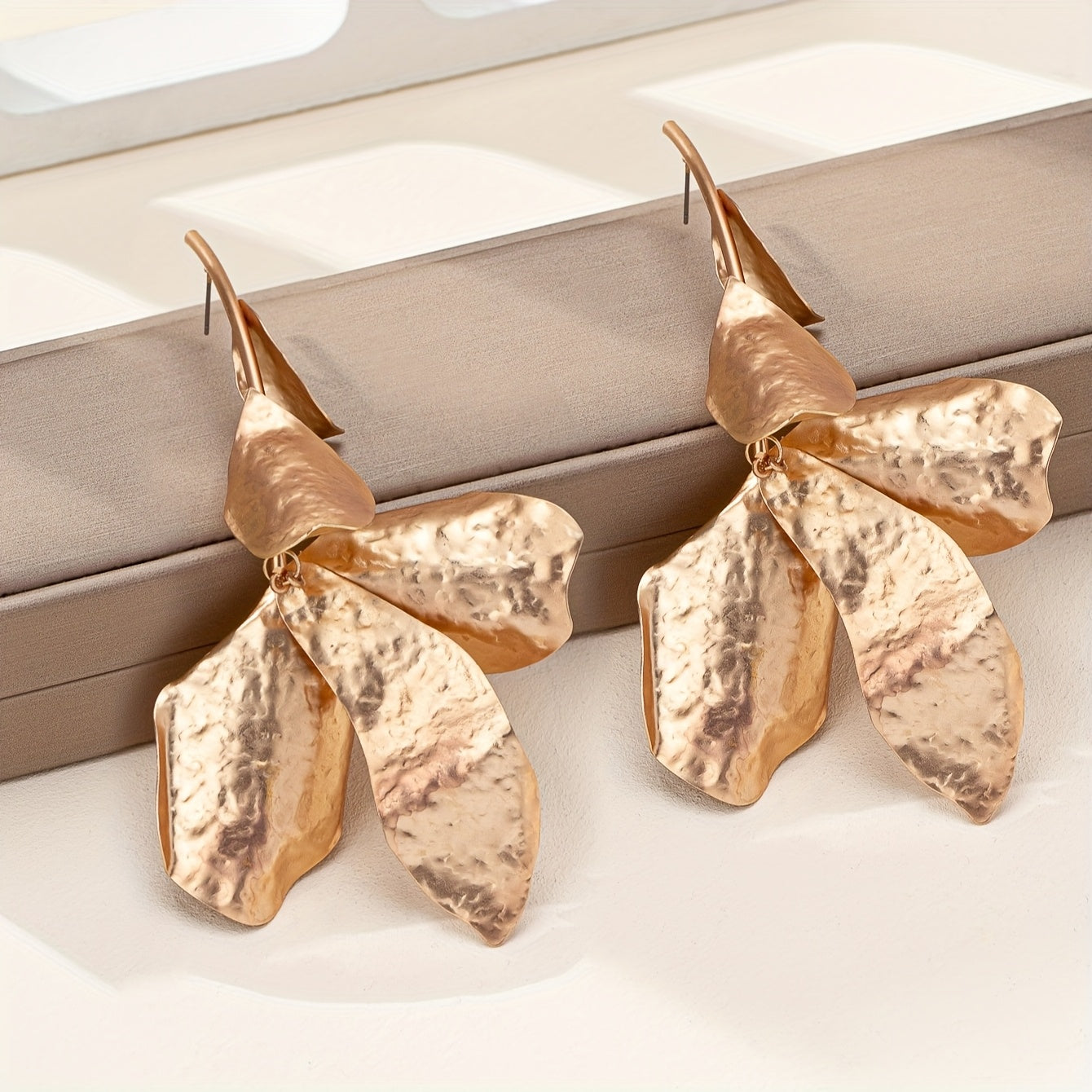 Par de Brincos Boho Floral Fosco Dourado Matte | By Mireva