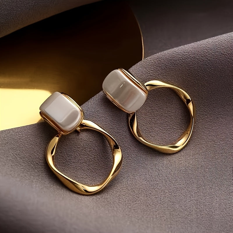 Par de Brincos Argola Orgânica Pérola Quadrada Dourada | By Mireva