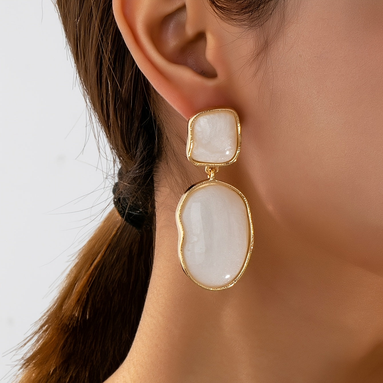 Par de Brincos Pingente Assimétrico Pérola Branca Dourados | By Mireva