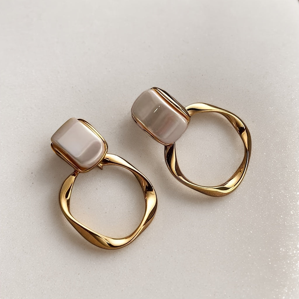 Par de Brincos Argola Orgânica Pérola Quadrada Dourada | By Mireva