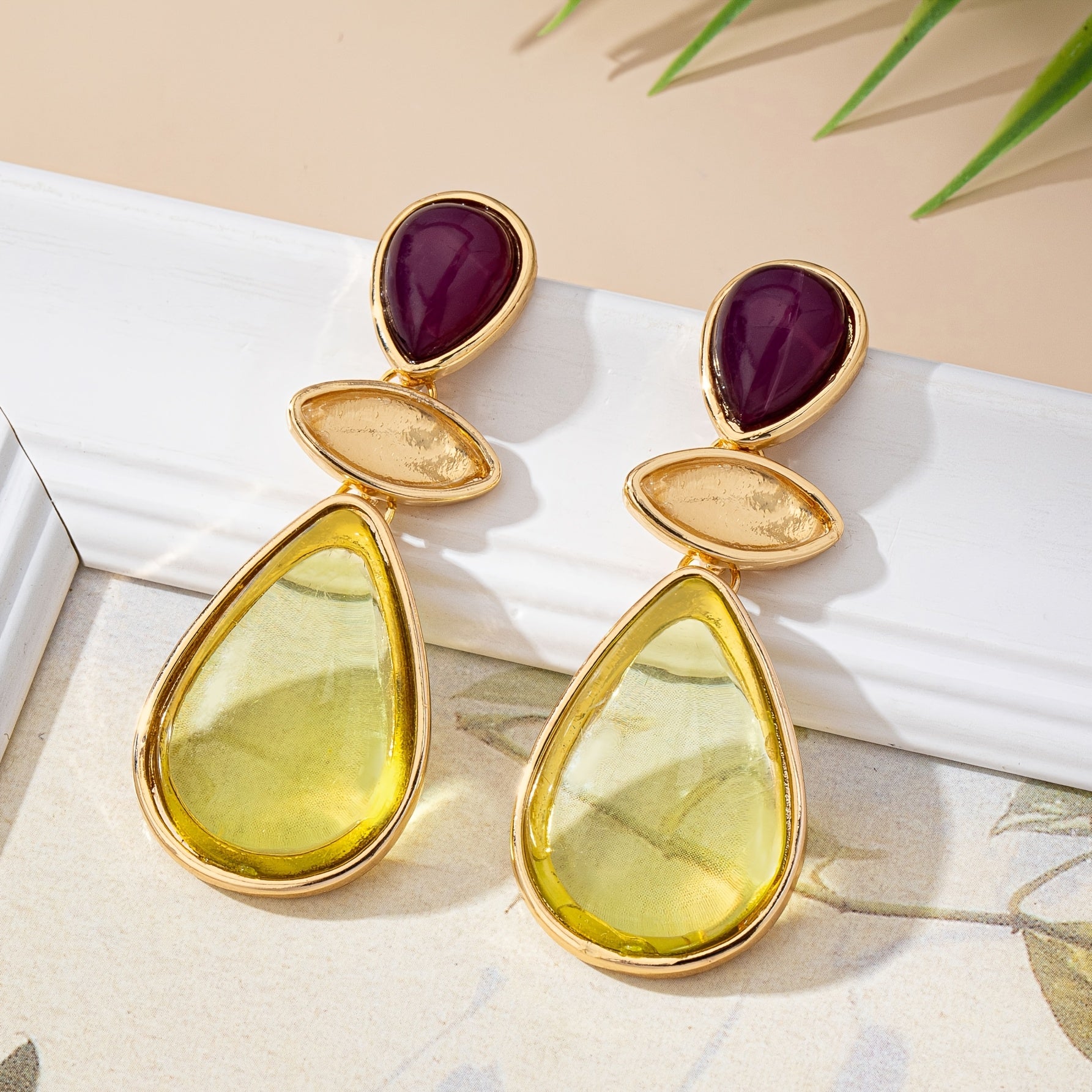 Par de Brincos Elegantes Gota Resina Roxo & Amarelo Banho Ouro | By Mireva