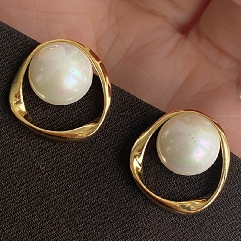 Par de Brincos Argola Pérola Imitação Geométrica | By Mireva