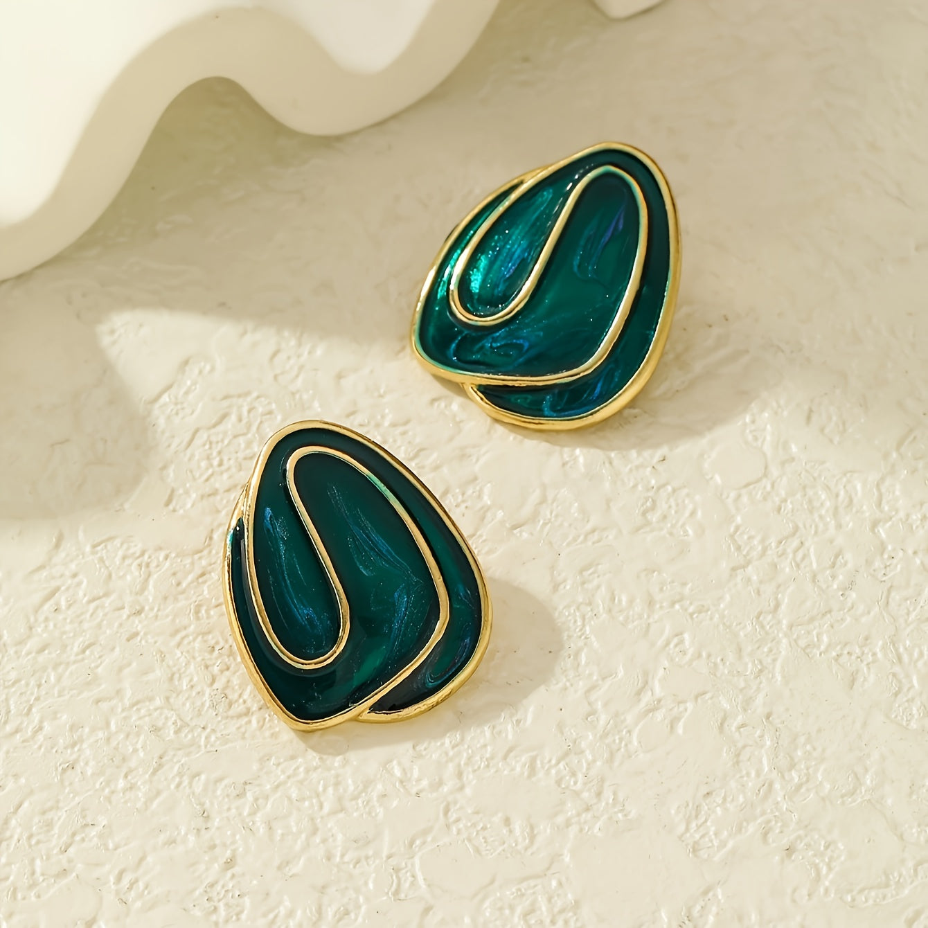 Par de Brincos Vintage Elegante Ondas Esmalte Verde Dourado | By Mireva