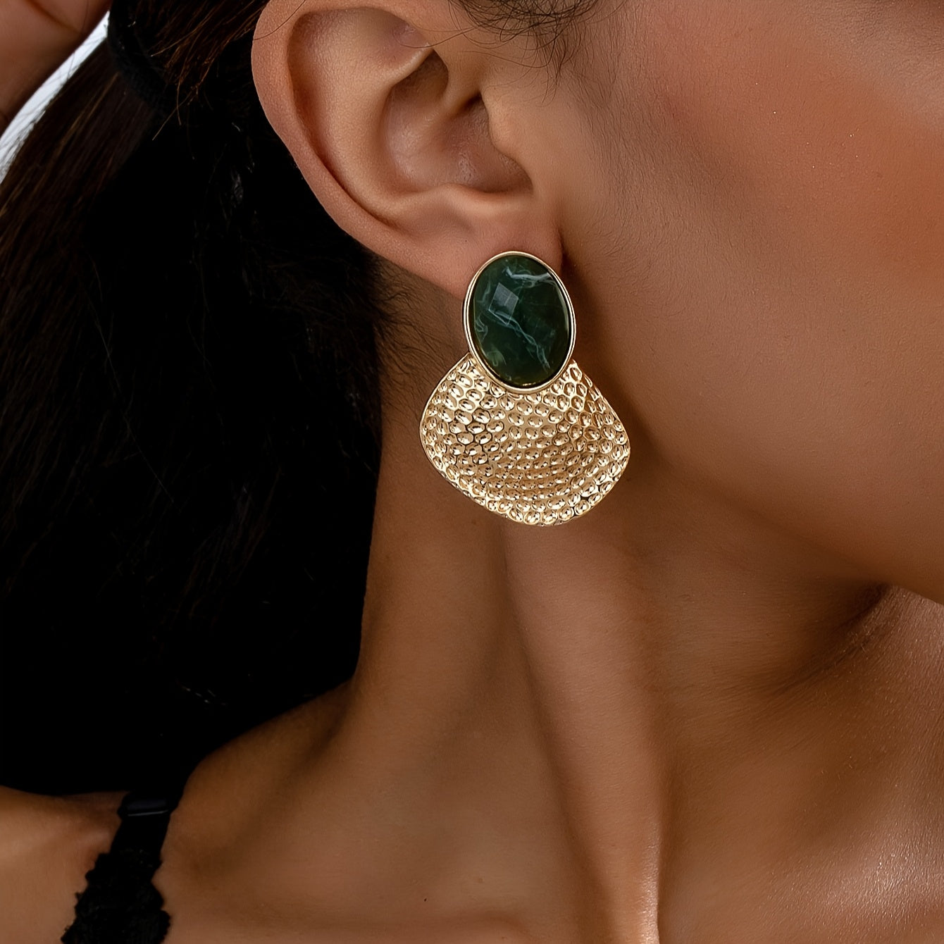 Brinco Verde Irregular Texturizado Dourado | By Mireva