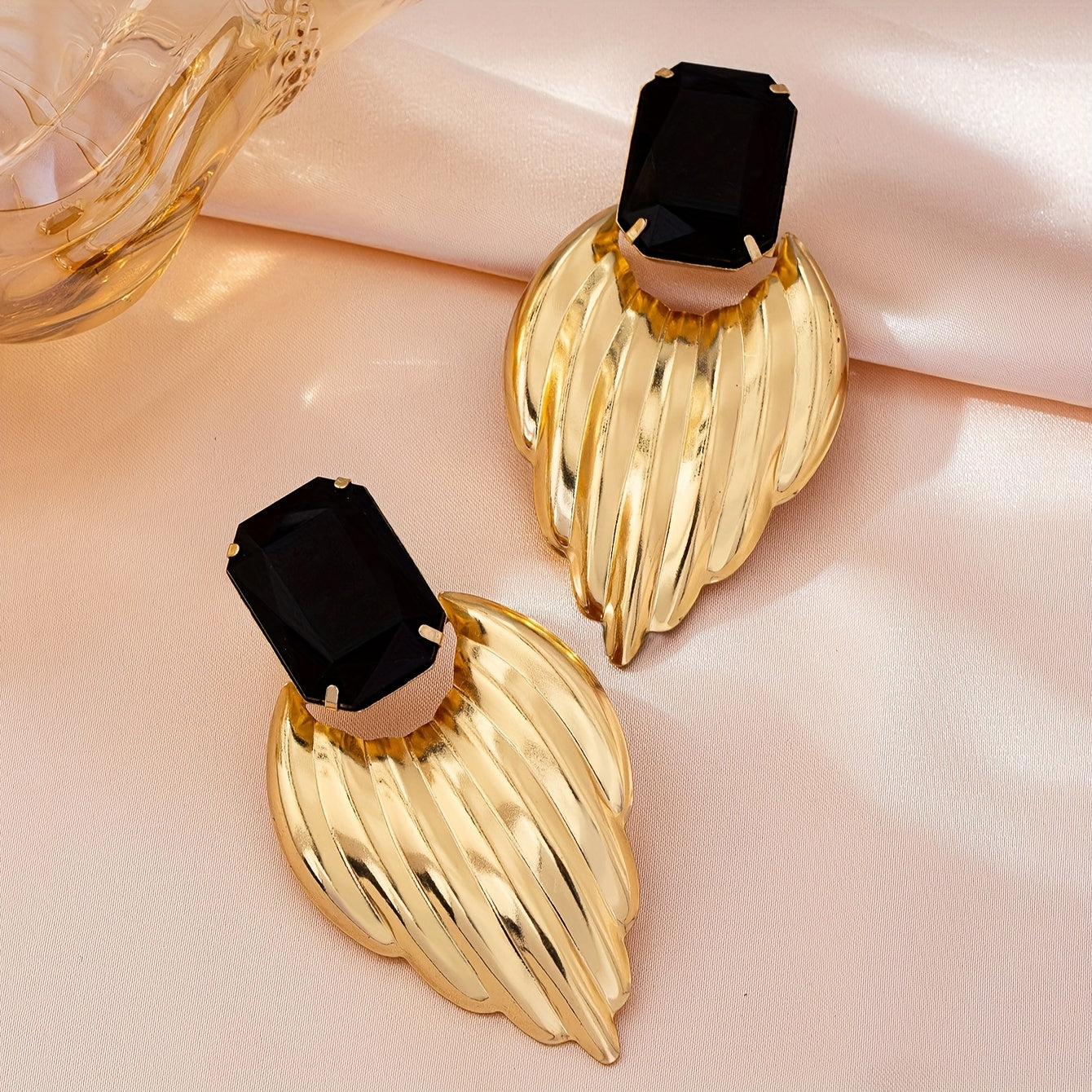 Brinco Dangle Preto Quadrado Ondulado Dourado | By Mireva