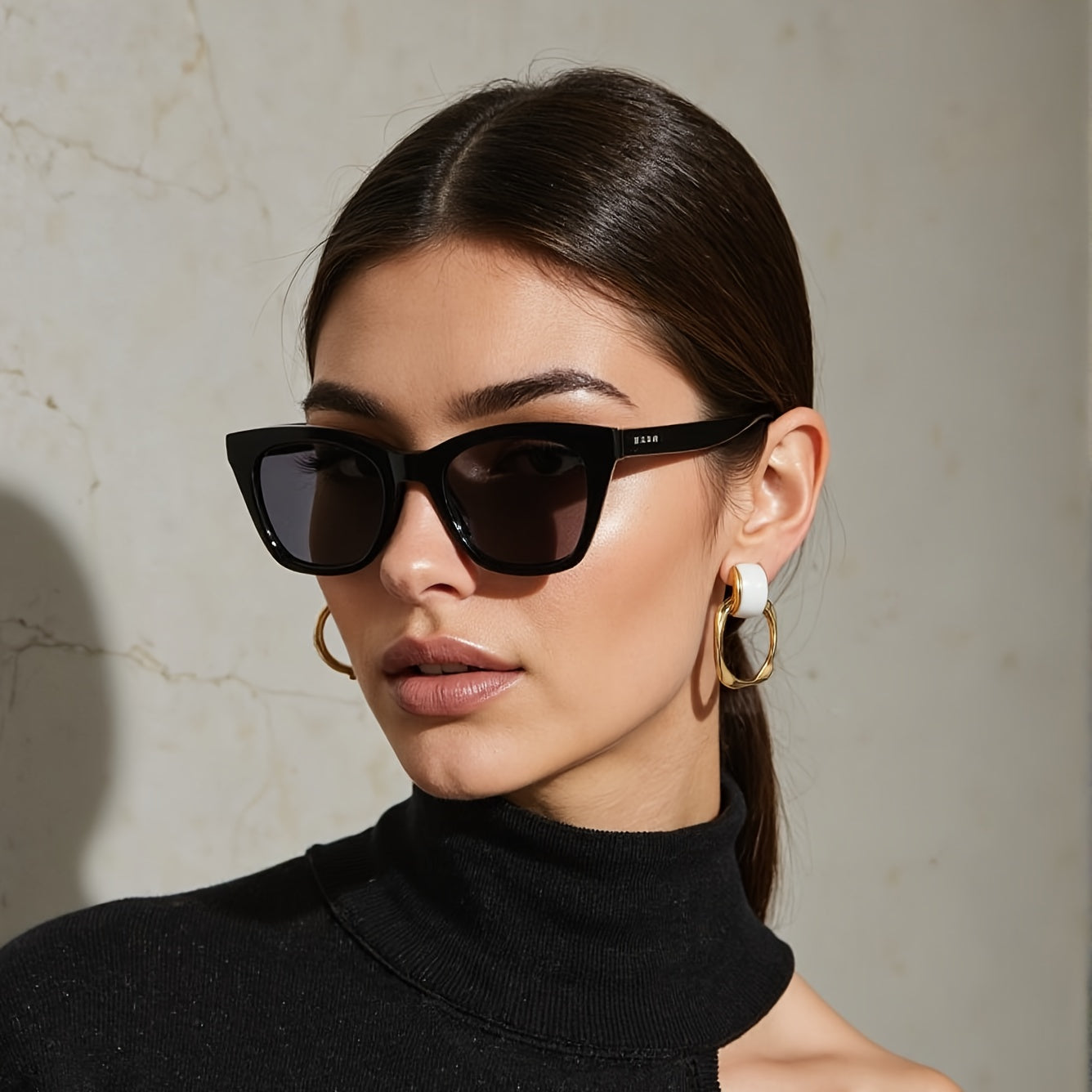 Par de Brincos Argola Orgânica Pérola Quadrada Dourada | By Mireva