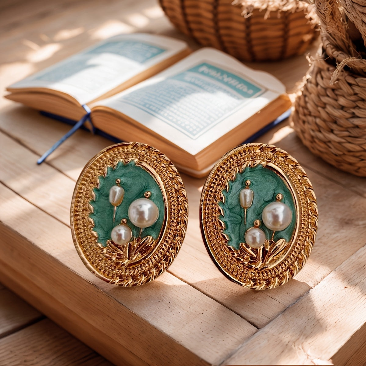 Par de Brincos Vintage Francês Oval Pérolas Esmalte Verde | By Mireva