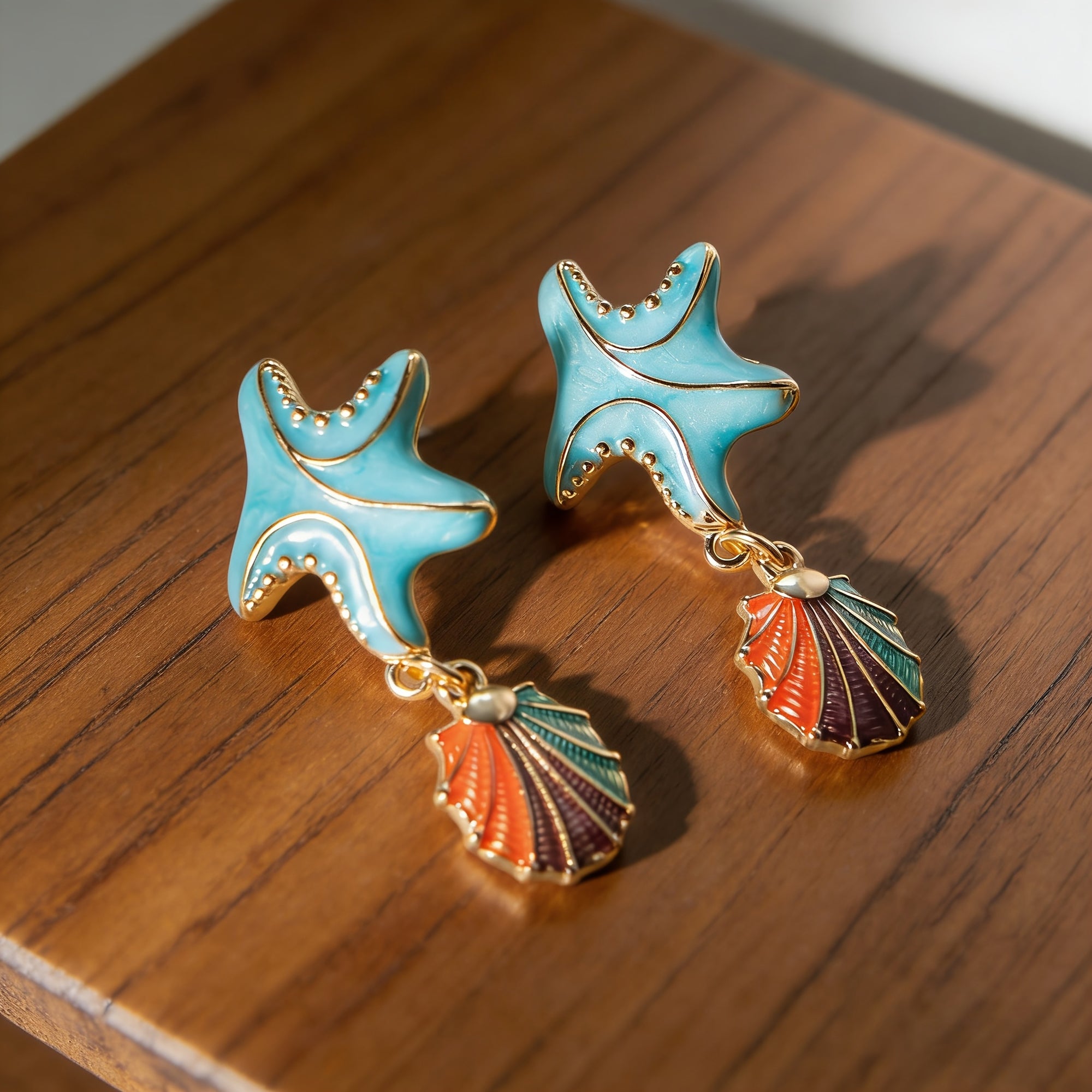 Brinco Praiano Estrela-do-Mar Turquesa & Concha Arco-Íris | By Mireva