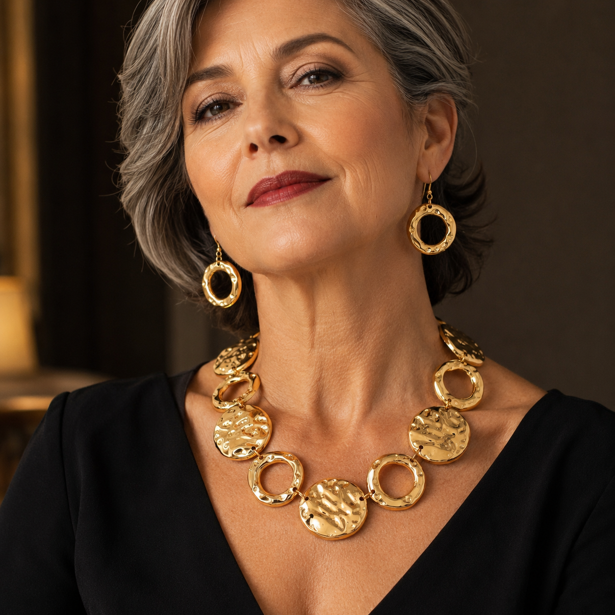 Conjunto Feminino Colar e Brincos Círculos Dourados com Textura Martilhada