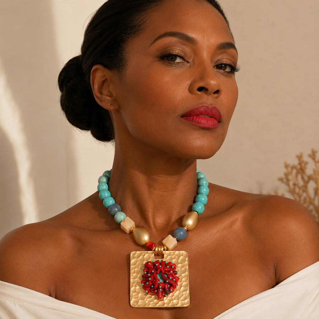 Colar Feminino Boho Contas de Turquesa com Pingente Dourado e Coral Vermelho
