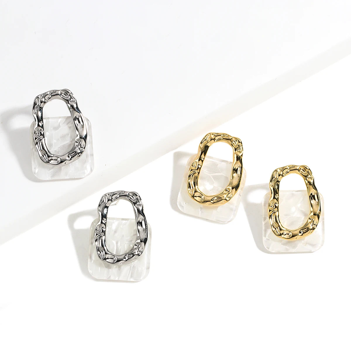 Brinco Maxi Dourado Orgânico com Acrílico Translúcido