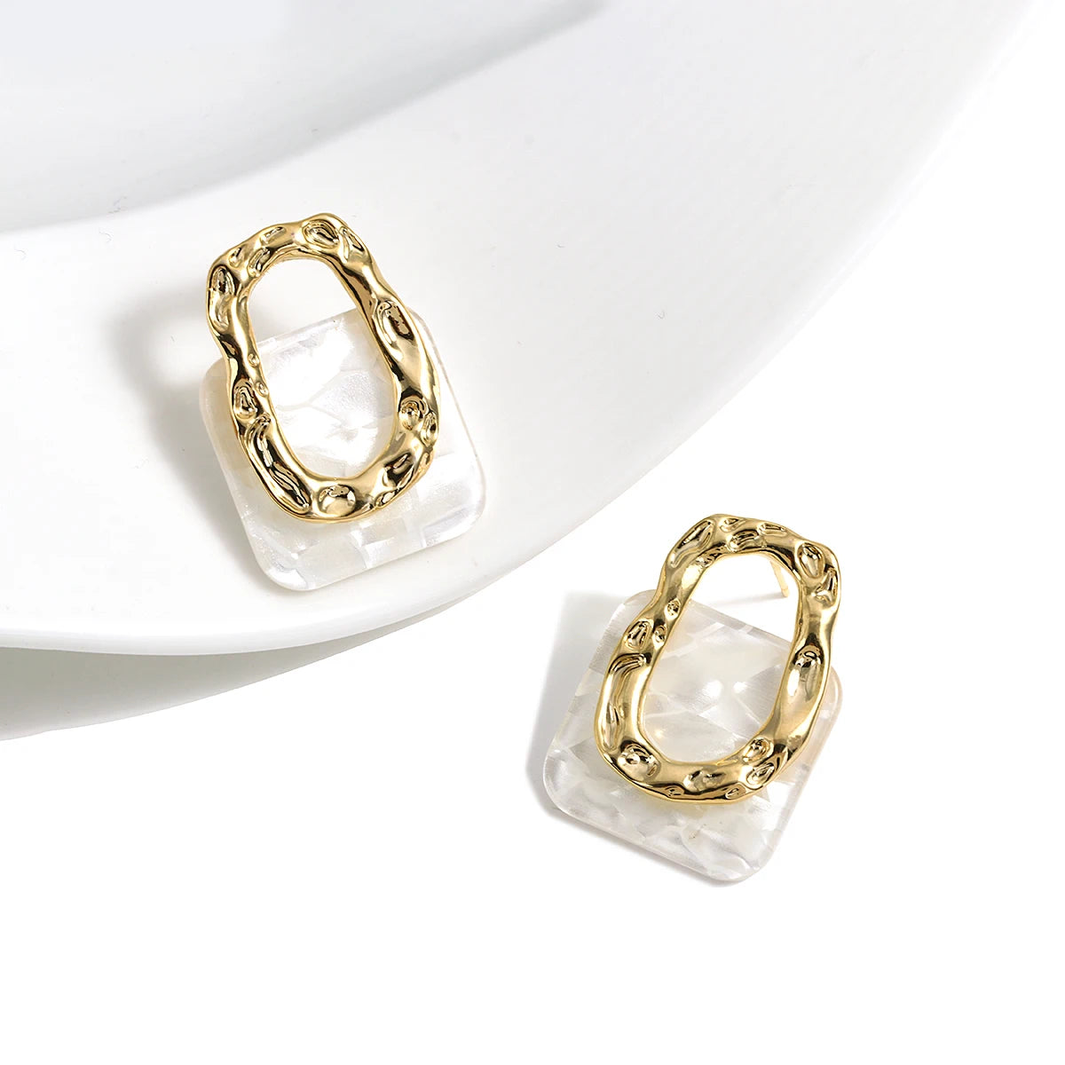 Brinco Maxi Dourado Orgânico com Acrílico Translúcido
