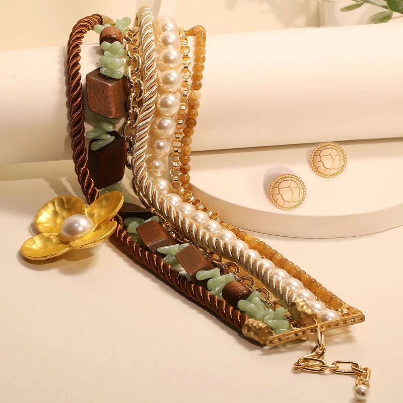 Choker Vintage com Pérolas, Madeira e Flor Dourada + Brincos