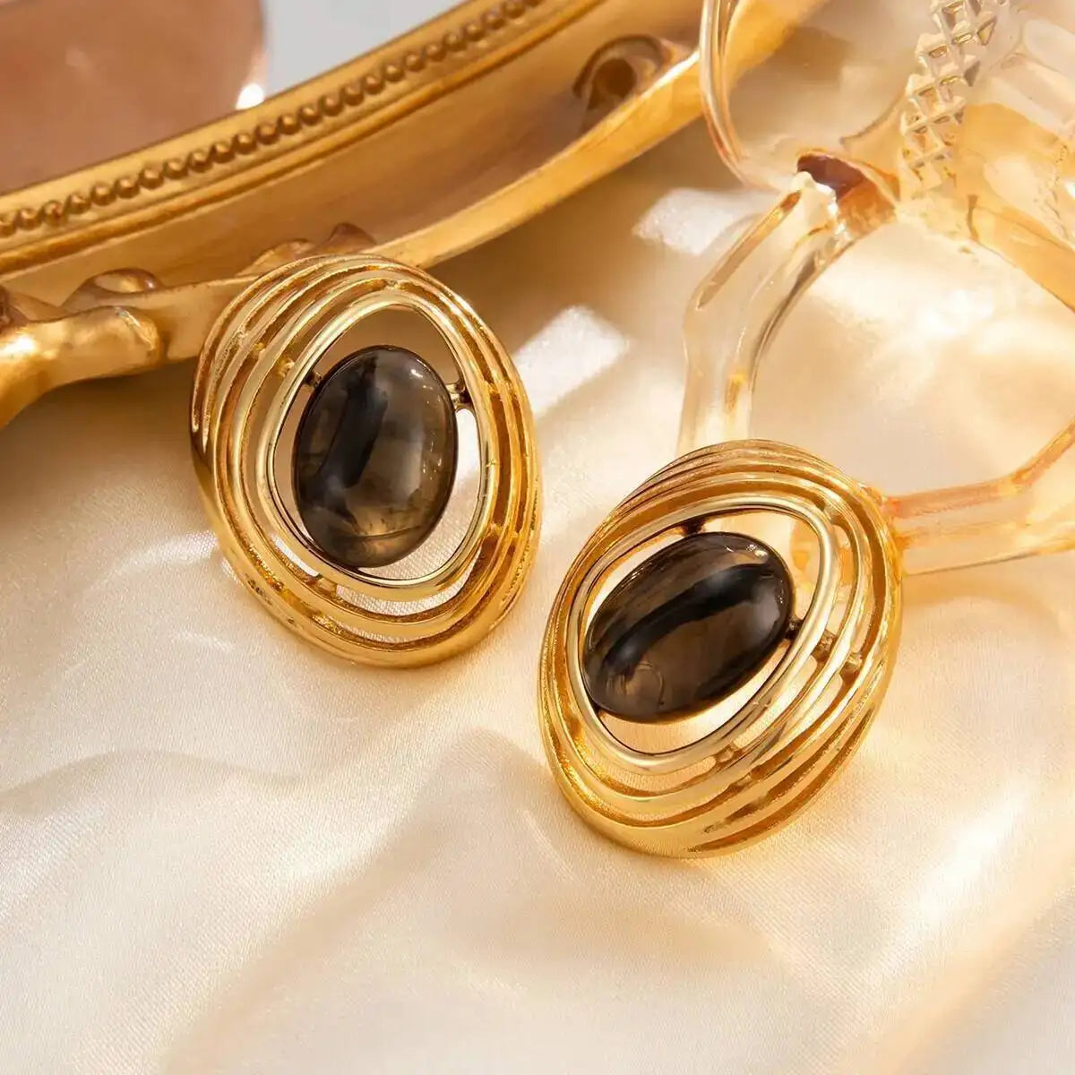 Brinco Stud Dourado com Pedra Verde e Design Orgânico