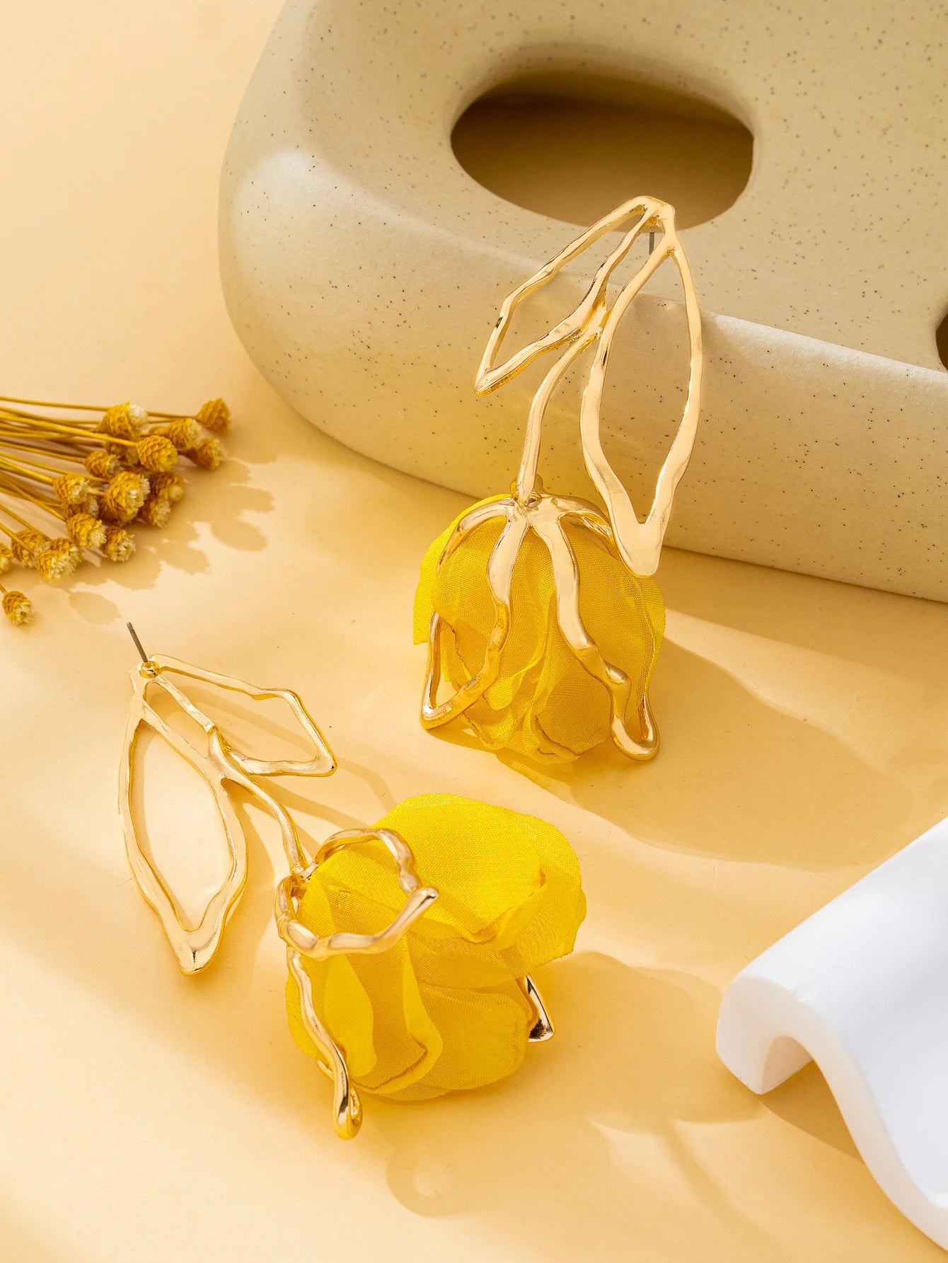 Brinco Flor Dourado com Pétalas em Tecido Amarelo