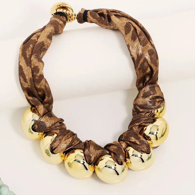 Colar com Pingente Floral e Bolas