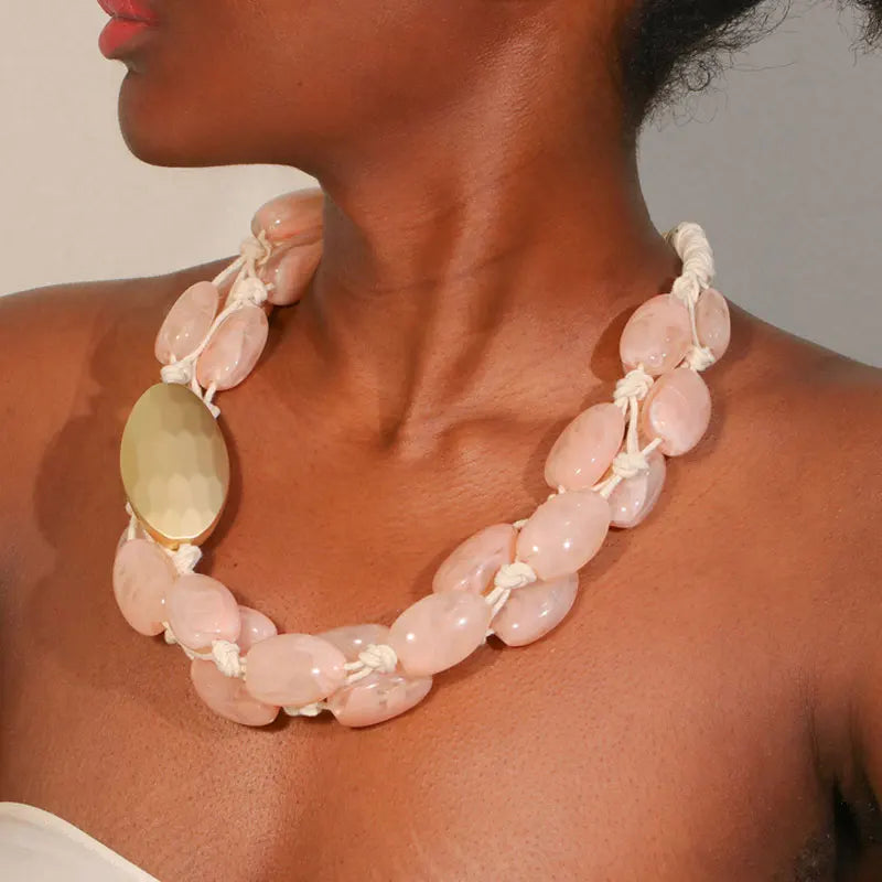 Colar Rosé Artesanal com Cordão e Detalhe Dourado