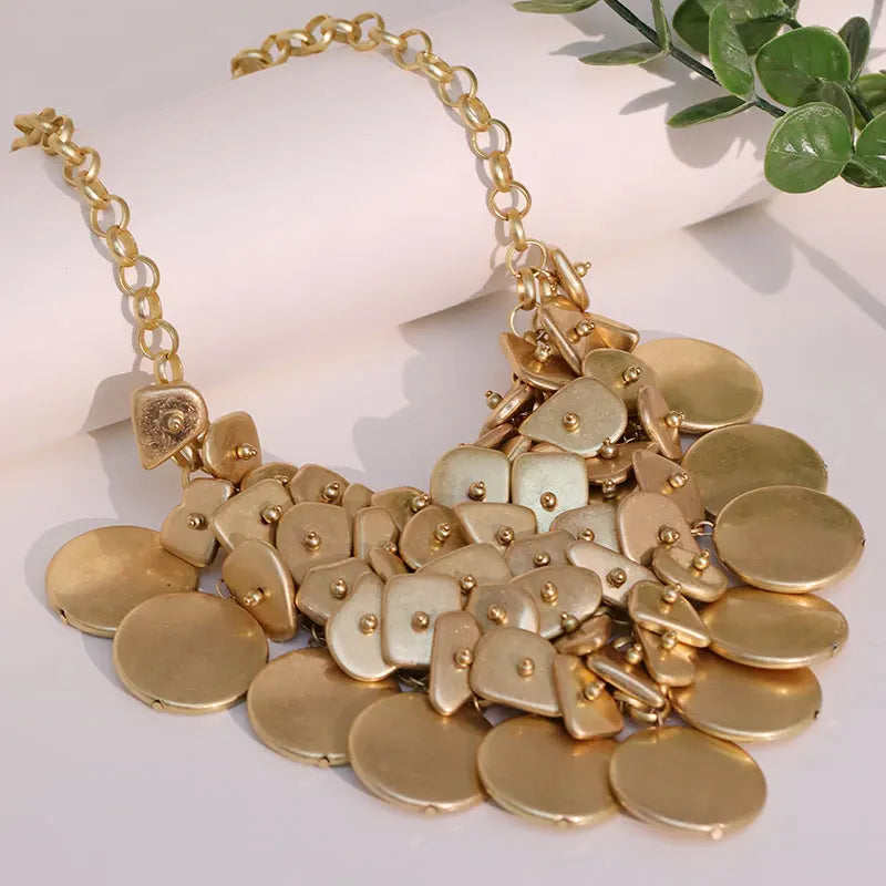 Colar Maxi Dourado e Preto com Pingentes Geométricos