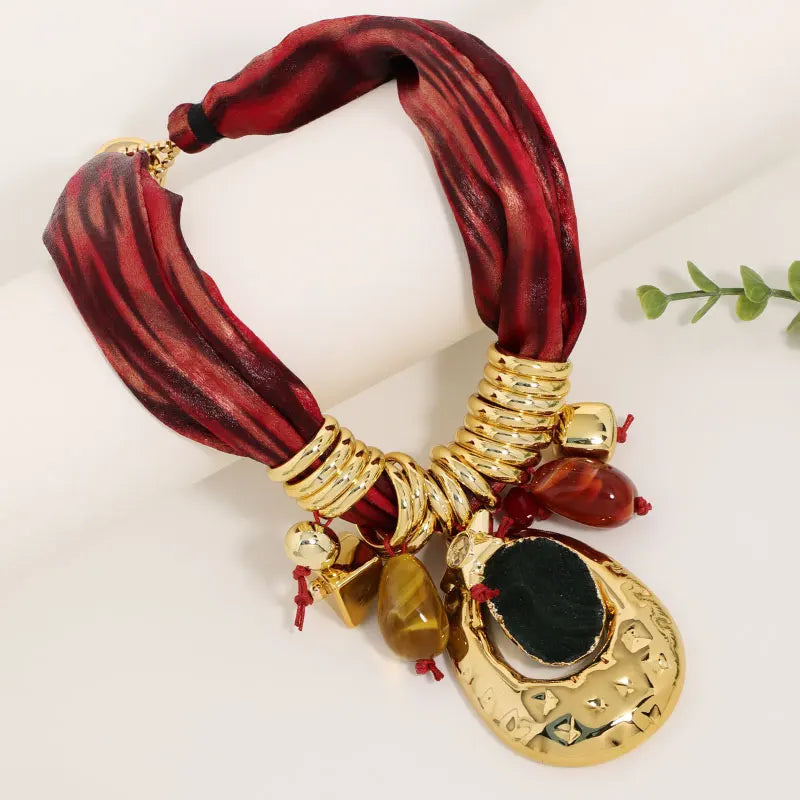 Colar Statement Laço Vermelho & Pingente Dourado | By Mireva