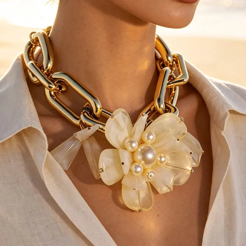 Colar Maxi Dourado com Flores em Acrílico Coral e Pérolas