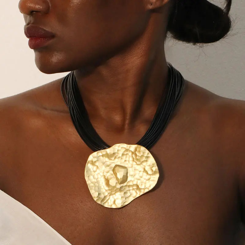 Colar Boho Statement Cordão Preto Pingente Martelado Dourado | By Mireva